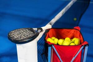 peddelen tennis rackets, ballen en mand in rechtbank nog steeds leven foto