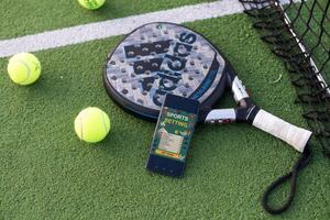 Oekraïne kiev, 30.03.2024. padel racket adidas en padel bal Aan een groen rechtbank foto