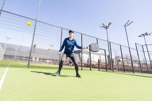 vrouw spelen peddelen tennis buitenshuis. foto