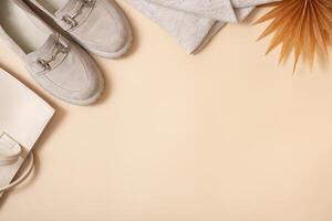 vlak leggen vrouwen schoenen, trui en zak top visie met kopiëren ruimte. boodschappen doen en stijl concept foto