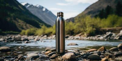 ai gegenereerd staal eco-thermisch fles tegen de achtergrond van een rivier- in de bergen. generatief ai foto