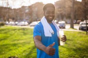 portret van jong Afro-Amerikaans Mens wie is klaar voor joggen. foto