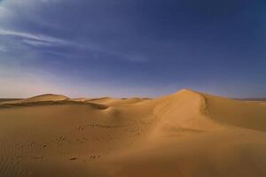 een panoramisch zand duin van Sahara woestijn Bij mhamid el gizlane in Marokko breed schot foto