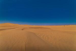 een panoramisch zand duin van Sahara woestijn Bij mhamid el gizlane in Marokko breed schot foto