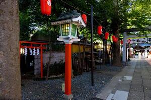 een oud stijl lantaarn Bij Japans altaar foto