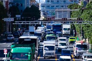 een verkeer jam Bij de downtown straat in tokyo lang schot foto