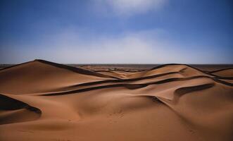 een zand duin van Sahara woestijn Bij mhamid el gizlane in Marokko foto