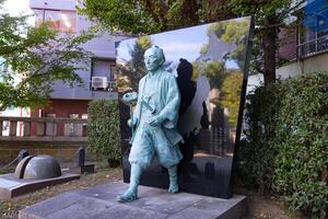 een Japans steen standbeeld Bij tomioka altaar met copyspace foto