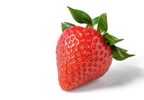 geïsoleerd aardbei. single aardbei fruit geïsoleerd Aan wit achtergrond, met knipsel pad 3 foto