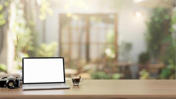 een laptop computer mockup is geplaatst Aan een houten tafel in een groen comfortabel cafe Aan een zonnig dag. foto