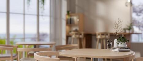 een houten tafel met stoelen in een hedendaags minimalistische restaurant of koffie winkel. foto