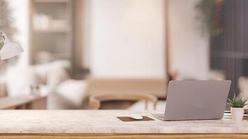 een laptop computer Aan een luxe wit marmeren tafelblad in een hedendaags leven kamer. foto