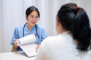 een dokter tonen rapporten en geven advies naar een geduldig gedurende een medisch controle Bij de ziekenhuis. foto