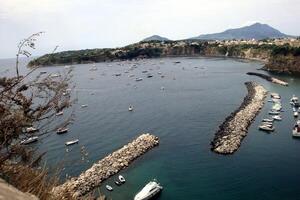 procida in de omgeving van de eiland. gedurende de zomer foto