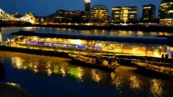 een nachtelijk glimp van de Londen rivier- haven in Engeland. digitaal schilderij stijl. foto