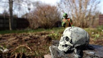 een soldaat in oorlog altijd wandelingen met, samen en naar dood foto