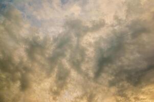 een dramatisch bewolkt lucht in de donker herfst tijd foto