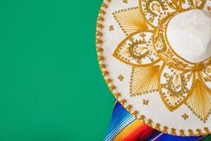 mariachi hoed en serape Aan groen achtergrond. Mexicaans onafhankelijkheid concept. cinco de mayo achtergrond. foto