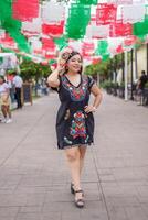 straat portret van Mexicaans vrouw vervelend traditioneel jurk met veelkleurig borduurwerk. cinco de mayo viering. foto
