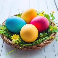 rieten mand met Pasen eieren Aan houten tafel. Pasen achtergrond. foto