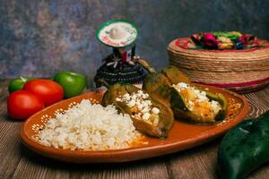 gevuld pepers, typisch Mexicaans voedsel. voedsel naar vieren cinco de mayonaise. foto