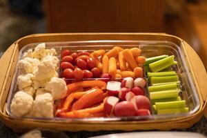 genieten dienblad is een schotel van vers groenten dat is geserveerd omhoog voordat familie diners foto