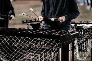 een percussionist repeteren voor een het marcheren band tonen een herfst avond foto