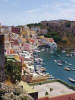 procida in de omgeving van de eiland. gedurende de zomer foto