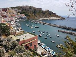 procida in de omgeving van de eiland. gedurende de zomer foto