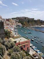 procida in de omgeving van de eiland. gedurende de zomer foto