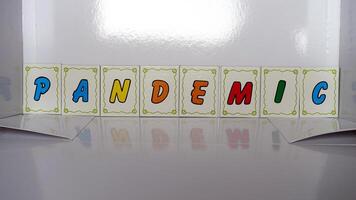 pandemisch samengesteld met gekleurde karton brieven foto