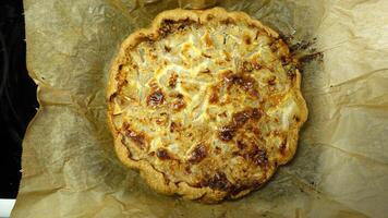 een vlaai gevulde met peren, walnoten en gorgonzola kaas foto