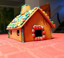 een eigengemaakt peperkoek huis met de dak gedekt met chocolaatjes foto