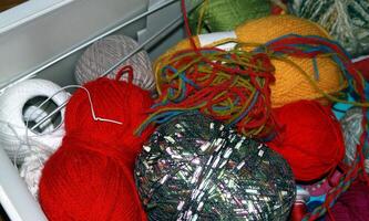 een lade vol van ballen van gekleurde wol foto