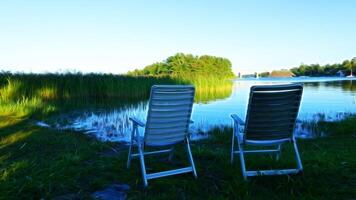 digitaal schilderij stijl vertegenwoordigen twee plastic stoelen door de meer Aan een zomer middag foto