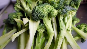 vers besnoeiing broccoli klaar naar worden zetten in een pan met olie en ui foto