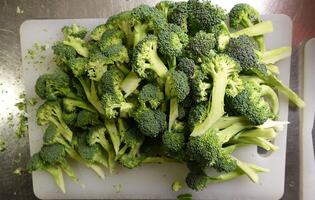 vers besnoeiing broccoli klaar naar worden zetten in een pan met olie en ui foto