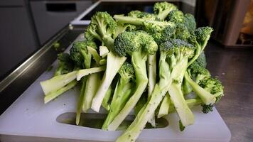 vers besnoeiing broccoli klaar naar worden zetten in een pan met olie en ui foto