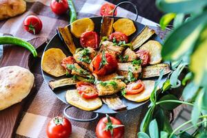 bord van aardappel wiggen en tomaten Aan tafel foto