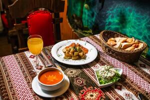 tafel met borden van voedsel en een kom van soep foto