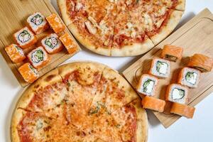 pizza, sushi, en eetstokjes Aan snijdend bord foto