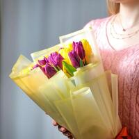 vrouw Holding een bundel van bloemen in haar handen foto