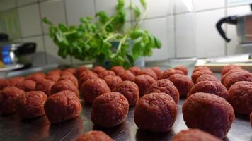 eigengemaakt gehaktballen Aan de keuken teller foto