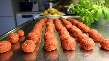 eigengemaakt gehaktballen Aan de keuken teller foto