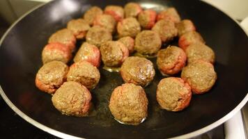 eigengemaakt gehaktballen zijn Koken in de pan foto