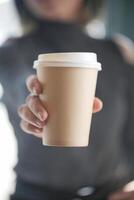 Mens Holding een koffie kop in hand- foto