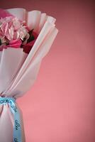 roze bloem boeket verpakt in wit papier foto