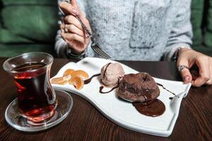 vrouw zittend Bij tafel met bord van voedsel foto