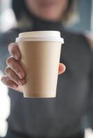 vrouw Holding een kop van koffie in hand- foto