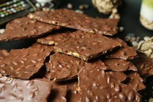 stapel van chocola crackers Aan tafel foto